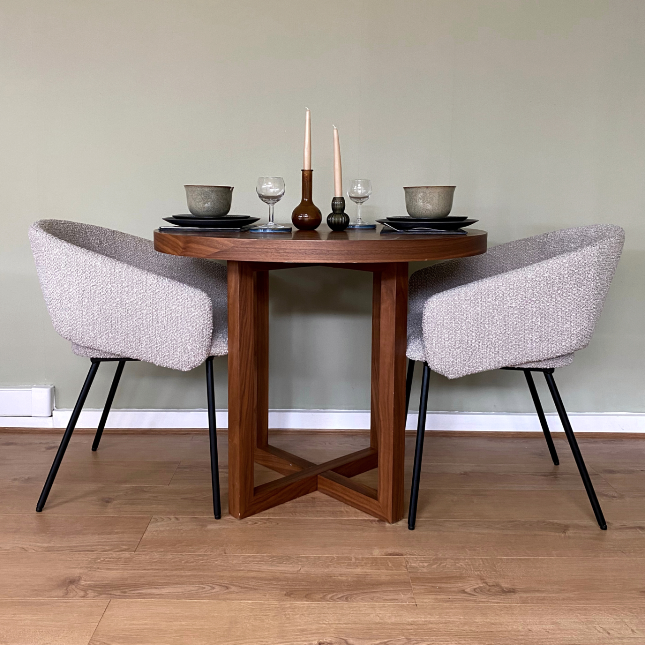 iris-table-walnut-cologne-fern-chair